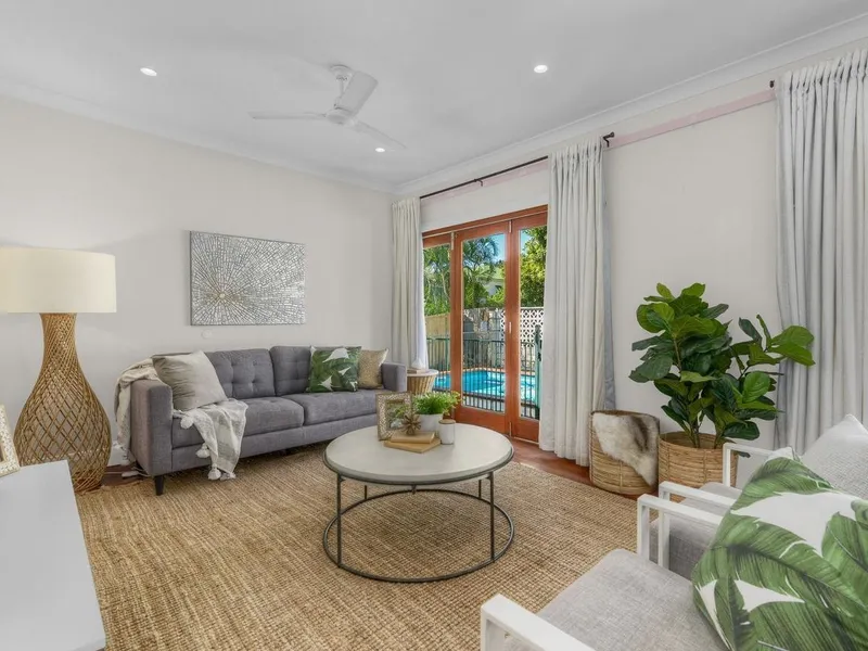 Spacious family home with swimming pool!