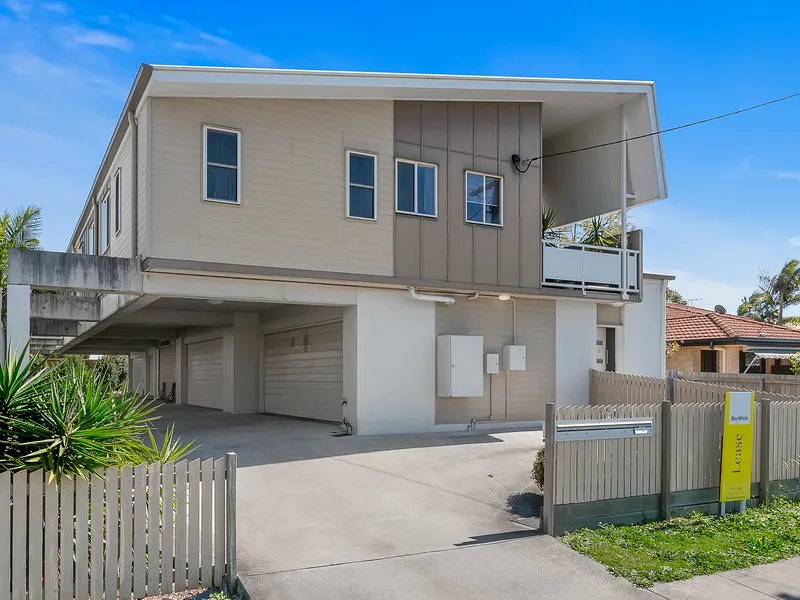 Modern Two-Level Townhouse!