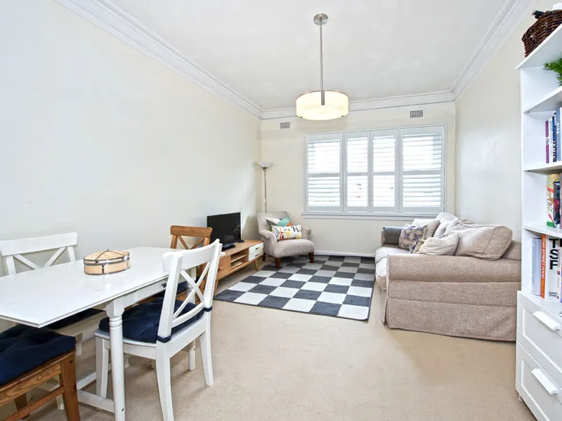 LARGE & BRIGHT ONE BEDROOM IN WATER FRONT BUILDING