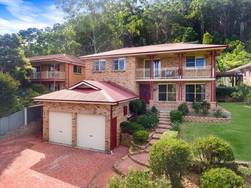 Impressive Family Home with Panoramic Views 