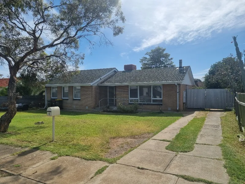 FAMILY HOME SET IN SOUGHT AFTER AREA.