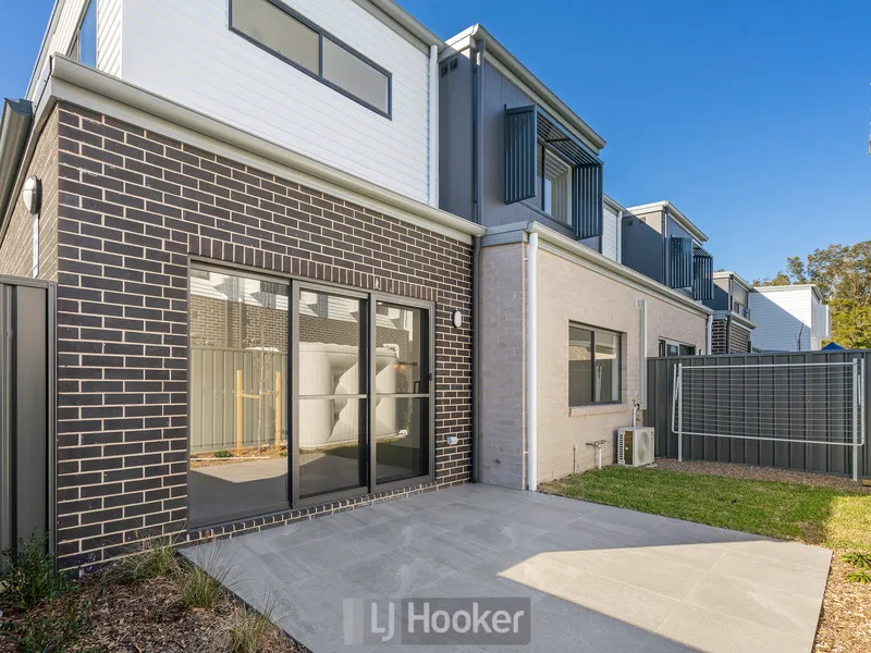 NEAR NEW LUXURY TOWNHOUSE