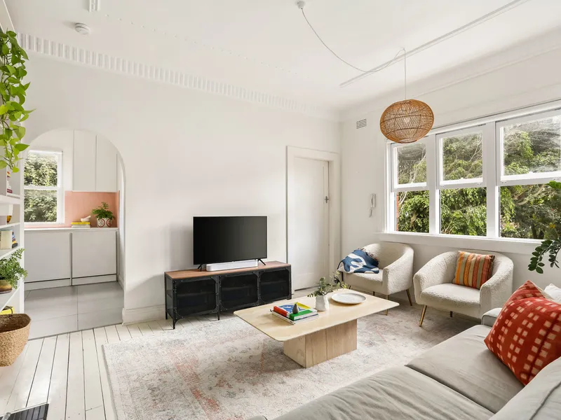 Sunny and Ultra-Quiet Apartment at Rear of Art Deco Building, Just 400m from the Sand