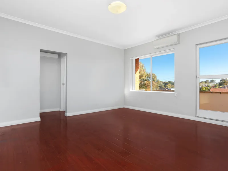 BRIGHT TWO BEDROOM ON THE TOP FLOOR WITH GARAGE