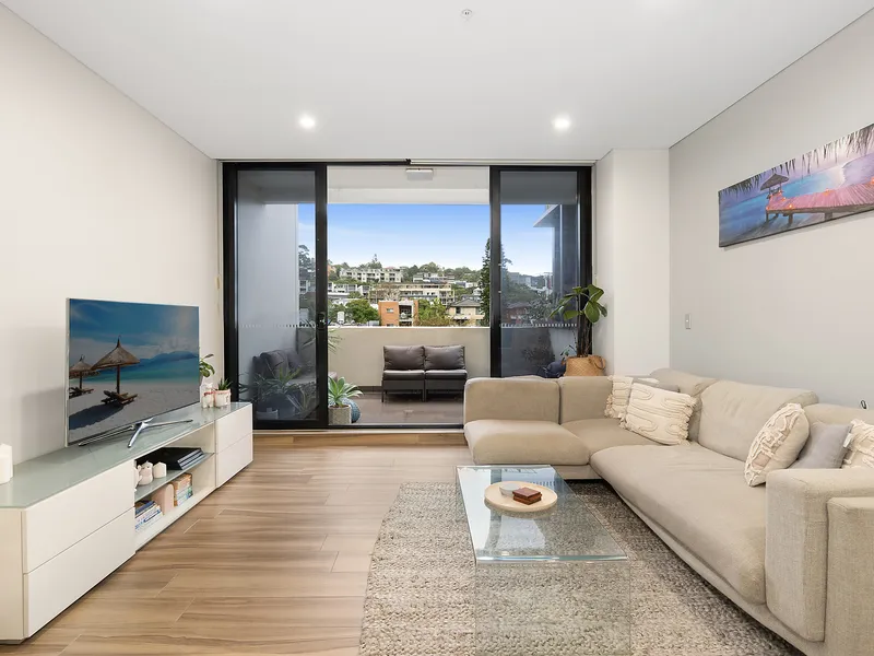 Contemporary dual level apartment in ideal location