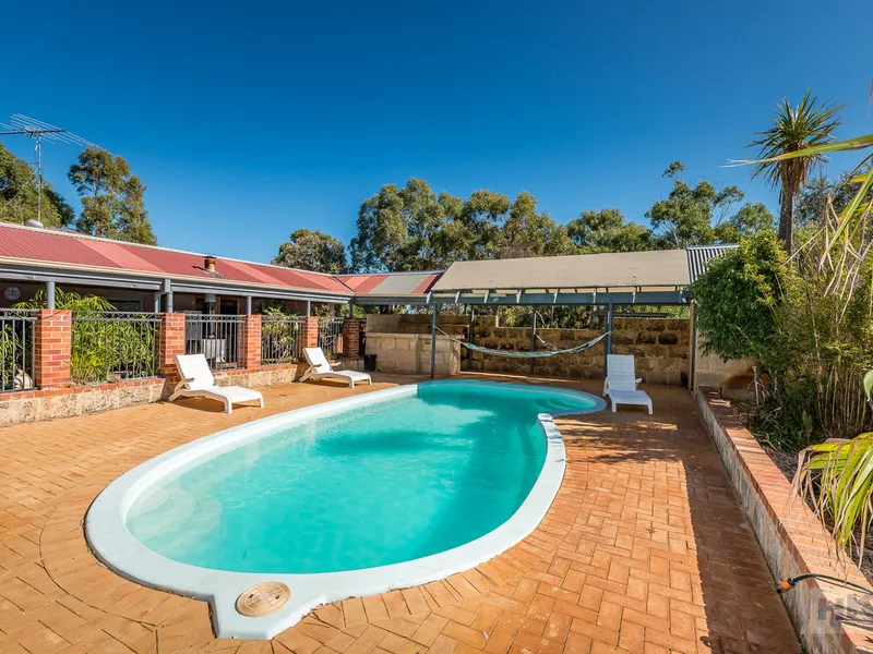 STOP THE CAR! 4x3 home, pool, sheds, gorgeous grounds, 8.25kw Solar