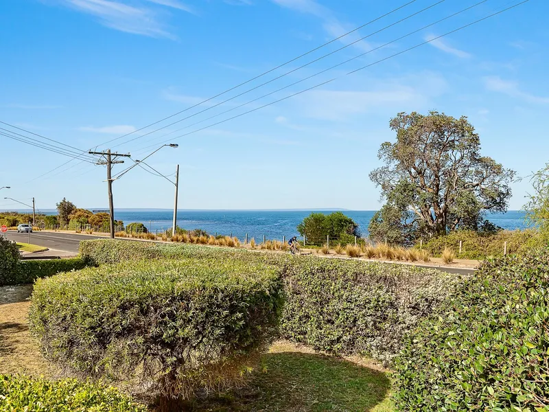 Set Over a Wide Ranging 1,000m2 approx