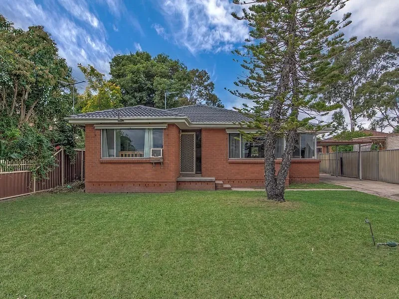 Minutes walk to Minto Station & Mall!