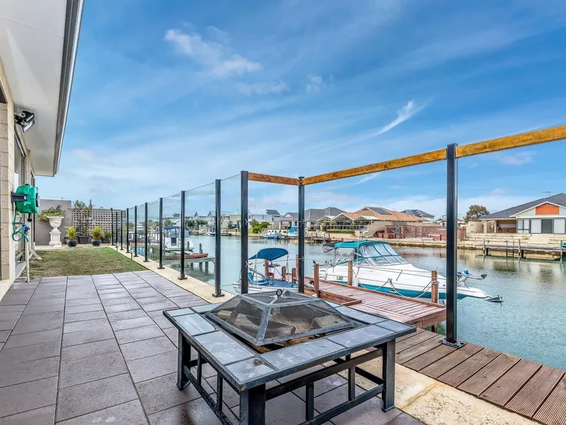 Your Waterfront Lifestyle Starts Here !!!  If you're dreaming of having your morning coffee overlooking the canal or stepping straight from your bac