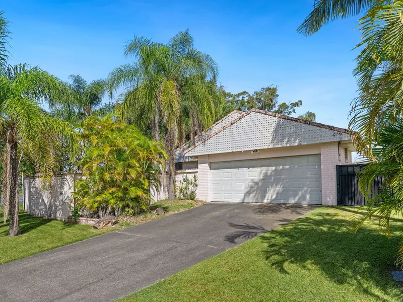 Contemporary Home with Pool on the Water - Huge Entertaining Deck - Broadbeach Waters