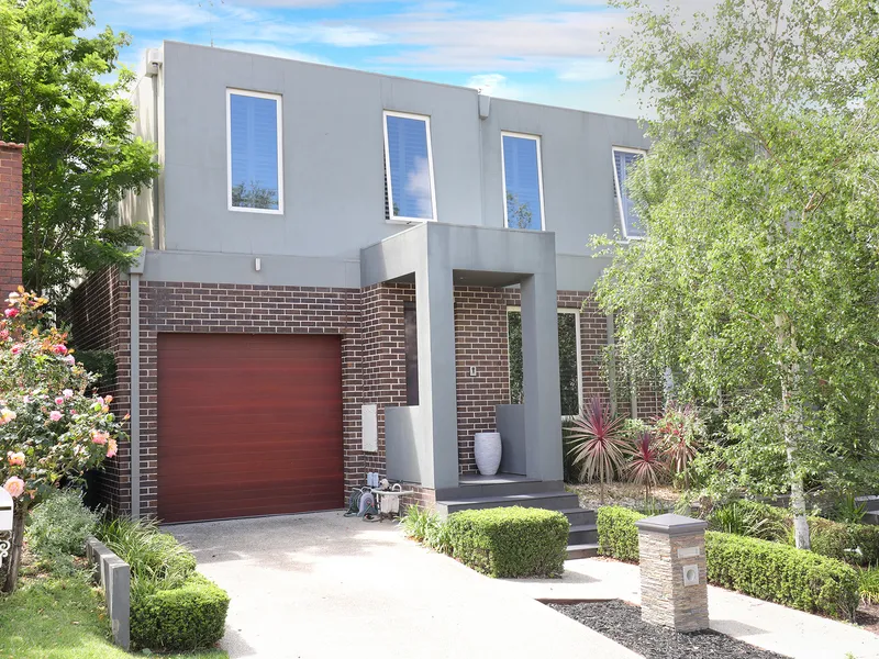 LUXURIOUS & STUNNING TOWNHOUSE IN ENVIABLE LOCATION!