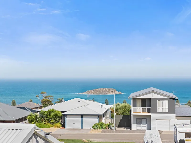 HOLIDAY EVERY DAY IN THIS STUNNING SEASIDE HOME!