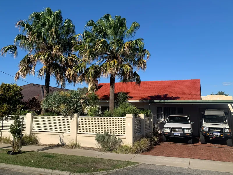 Renovated 2 bedroom + Studio House