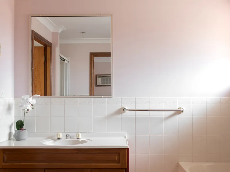 Three bedroom villa with no strata