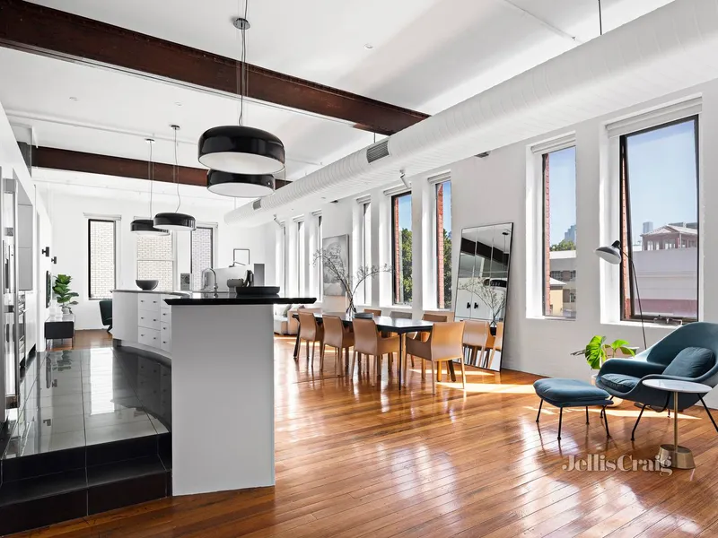Awe-inspiring space, entertainers’ kitchen & city views