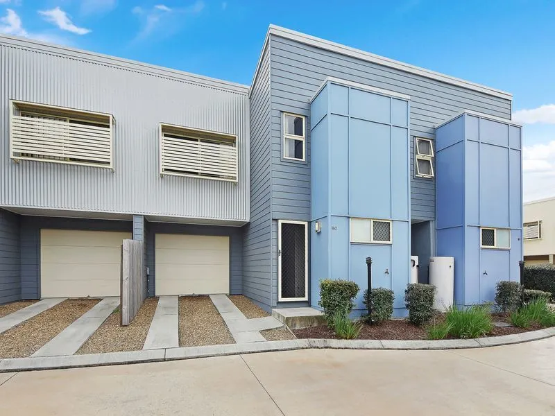 MODERN LARGE TOWNHOUSE