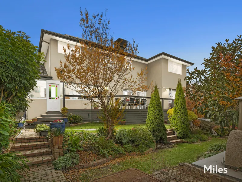 Extensive Living & Elevated Views By Parklands