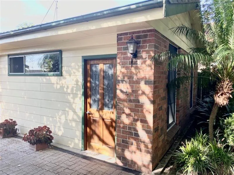 MODERN ANDLARGE STUDIO/GRANNY FLAT