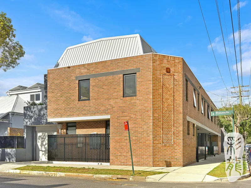 As New Torrens Title Designer House Within Close Proximity to Green Square Station,Town Center and All Amenities! No Strata Fee!