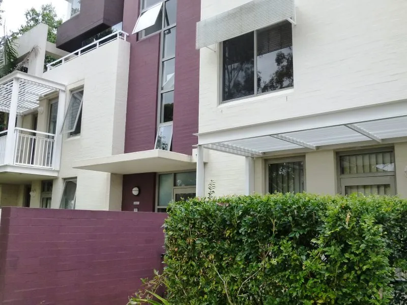 Top Floor, Air Conditioned Apartment with views !