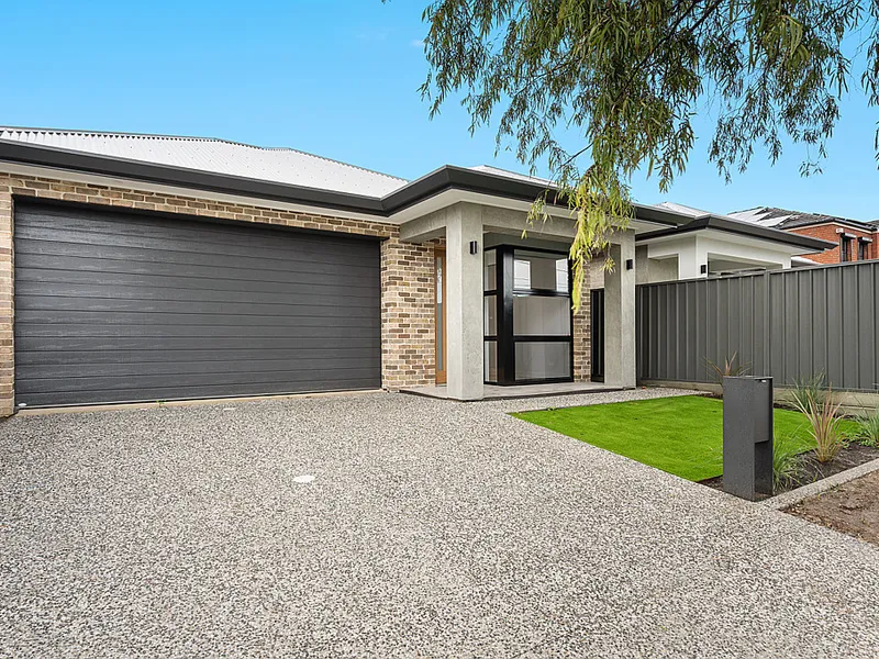 BRAND NEW, LUXURIOUS, DOUBLE GARAGES, TWO LIVING ZONES !