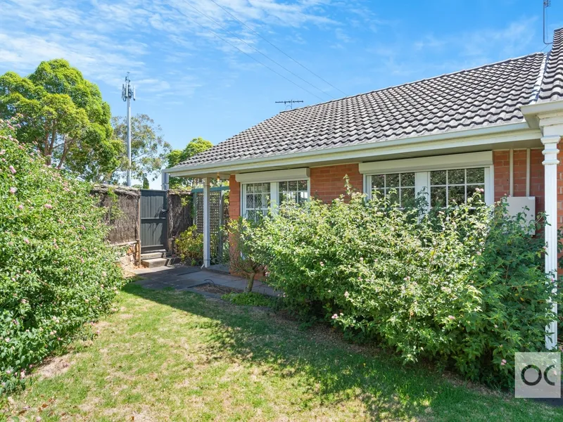 Ideally located close to shops and public transport