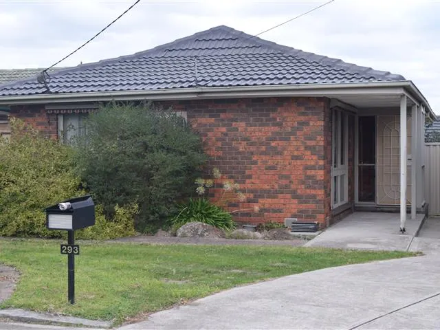 NEAT AS PIN 3 BEDROOM HOME IN GREAT LOCATION