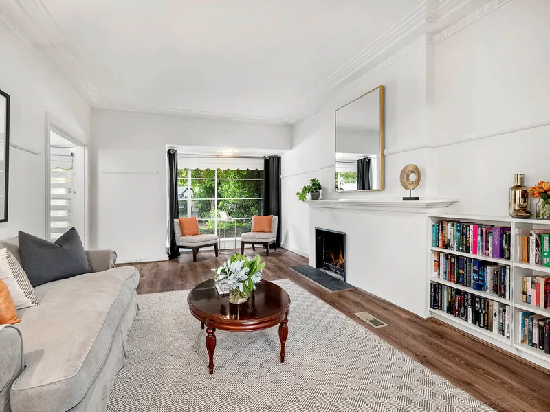 North facing Art Deco home in convenient locale