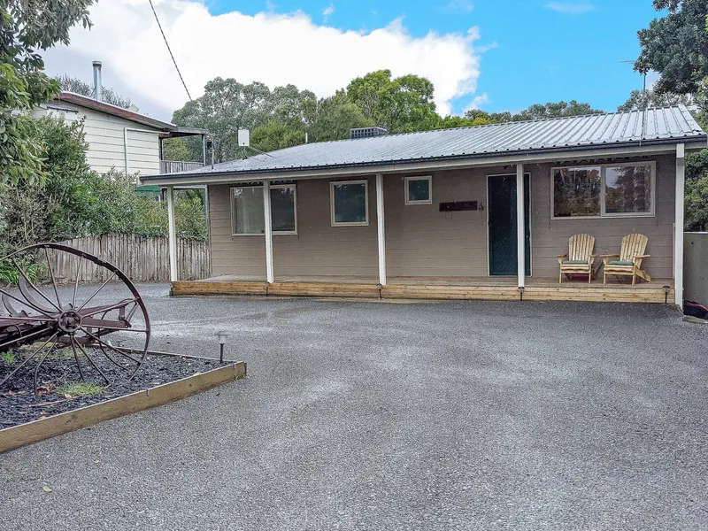 IMMACULATELY PRESENTED AND COUNTRY SETTING!