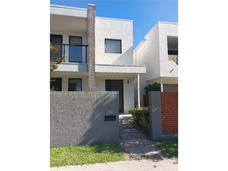 MODERN 4 BEDROOM TOWNHOUSE