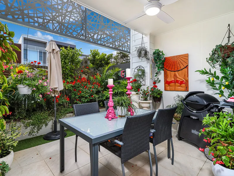 CONTEMPORARY TOWN HOUSE IN THE HEART OF ROBINA