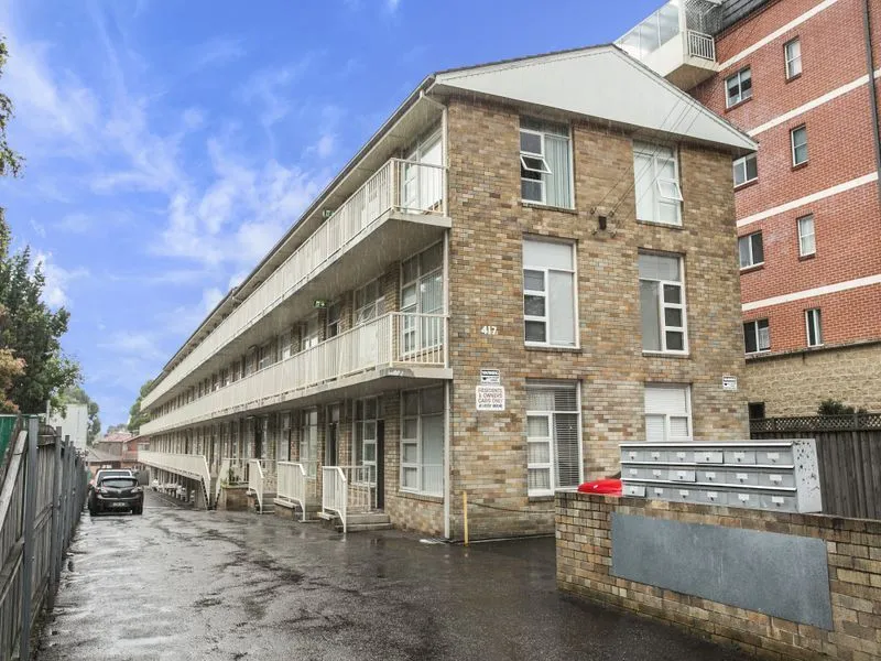 CLOSE TO SHOPS AND TRAIN STATION