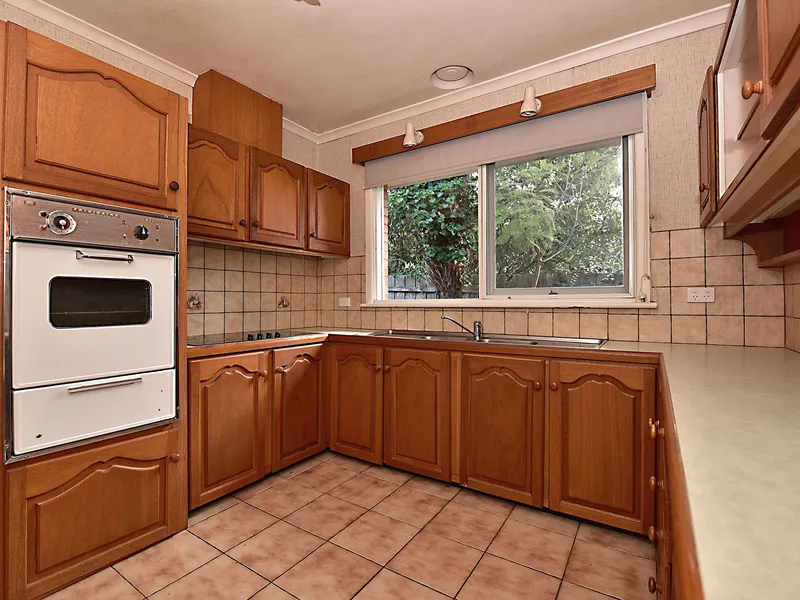 SPACIOUS THREE BEDROOM HOME WITH MOUNTAIN VIEWS!