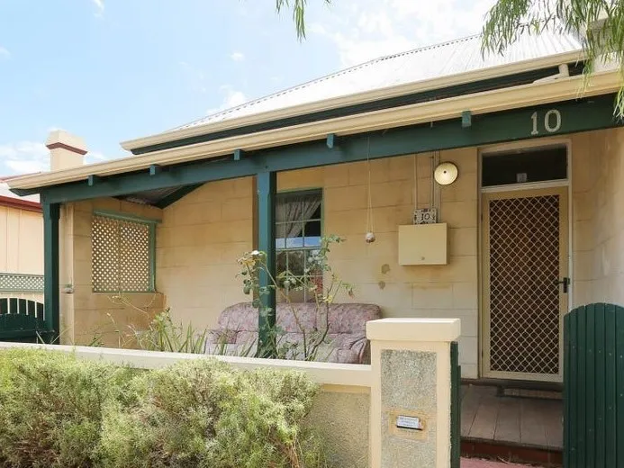 Circa 1900 Classic Terrace In The Fishing Boat Harbour Precinct