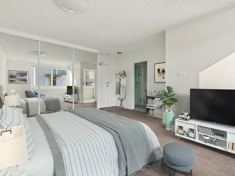 Unfurnished Studio Apartment with Large Built-ins and Eat-in Kitchen