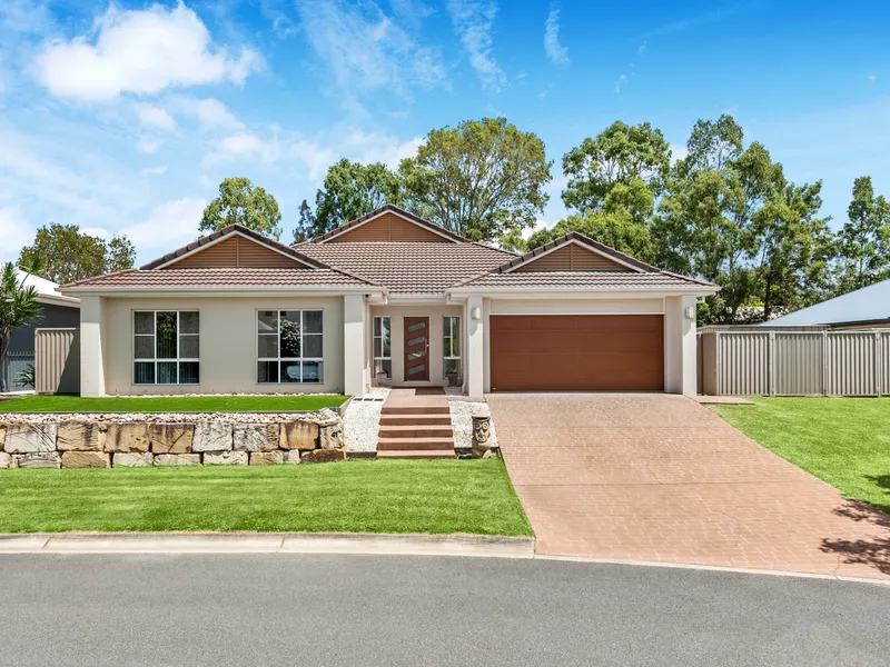 Spacious Home - Multiple Living Areas - 700m2 block