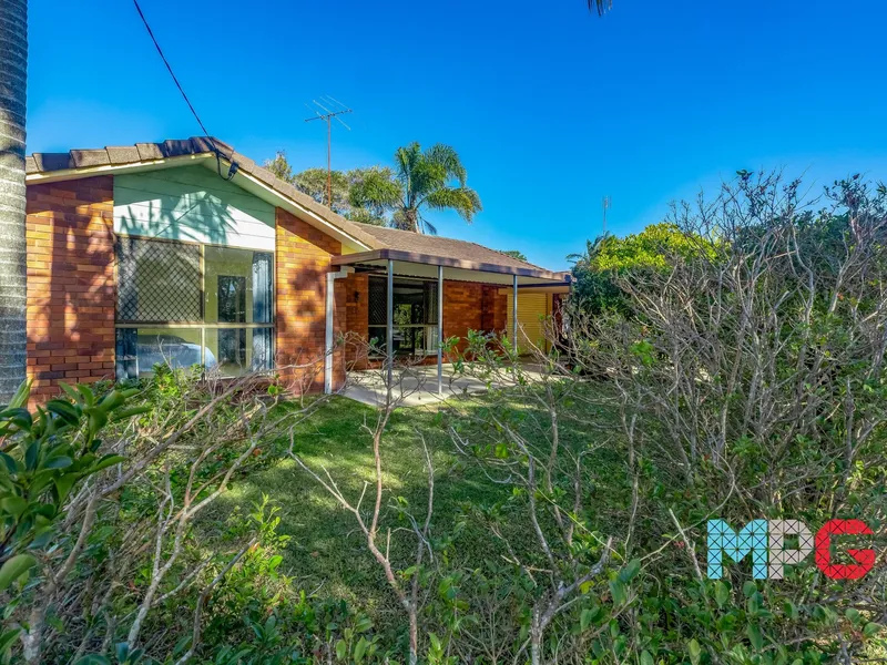 Currimundi CLASSIC! Brick & Tile Delight!