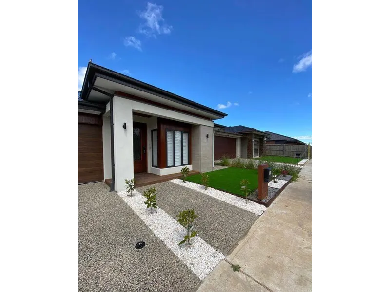 Luxury family home for lease in heart of Truganina !!