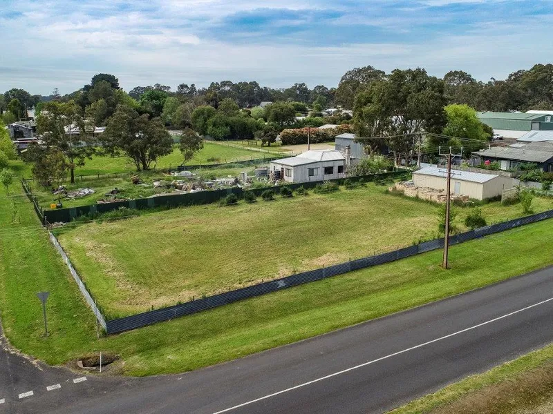Get away to the centre of the land of majestic redgums!