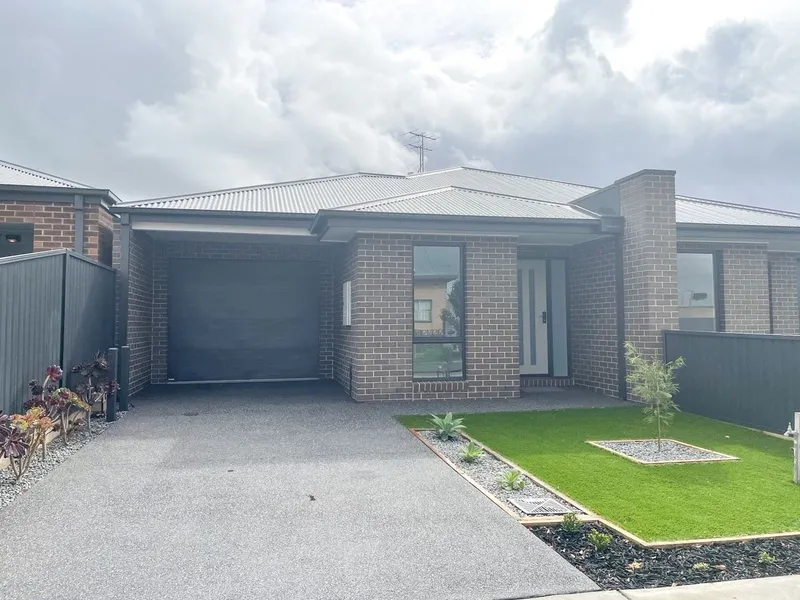 Chic brand new townhouse in the heart of Bell Park