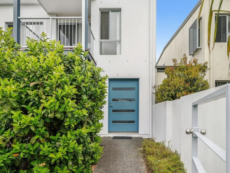FABULOUS OVERSIZED HOPE ISLAND TOWNHOUSE