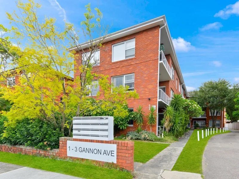 BEAUTIFULLY RENOVATED APARTMENT IN BEACHSIDE LOCATION