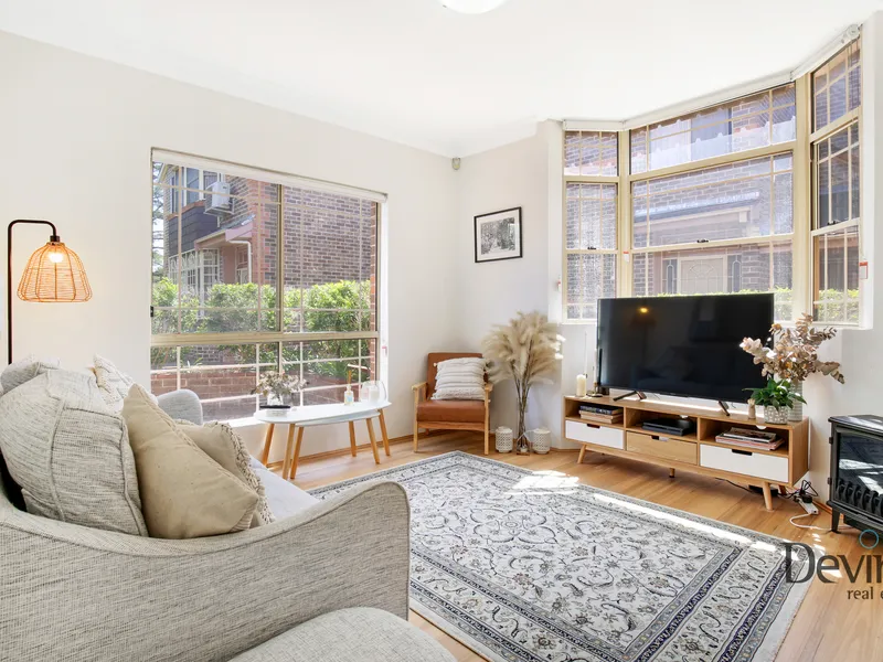 Stylish Townhouse, Sun filled, Centrally Located