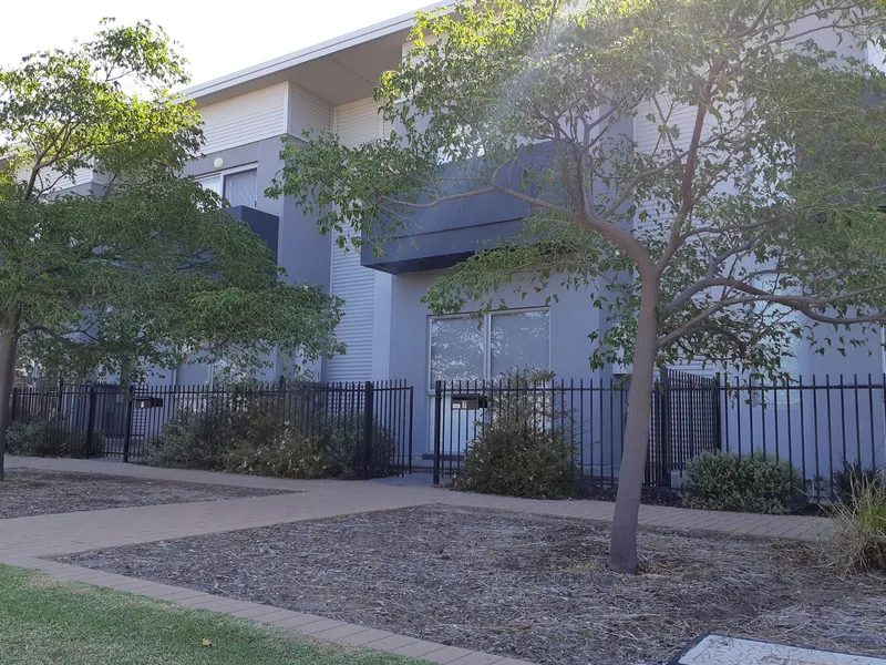 SPACIOUS 3 BEDROOM TORRENS TITLE TOWNHOUSE/2 BATHROOMS/ 3 TOILETS/2 LIVING AREAS/DOUBLE CARPORT/OVERLOOKING THE PARK