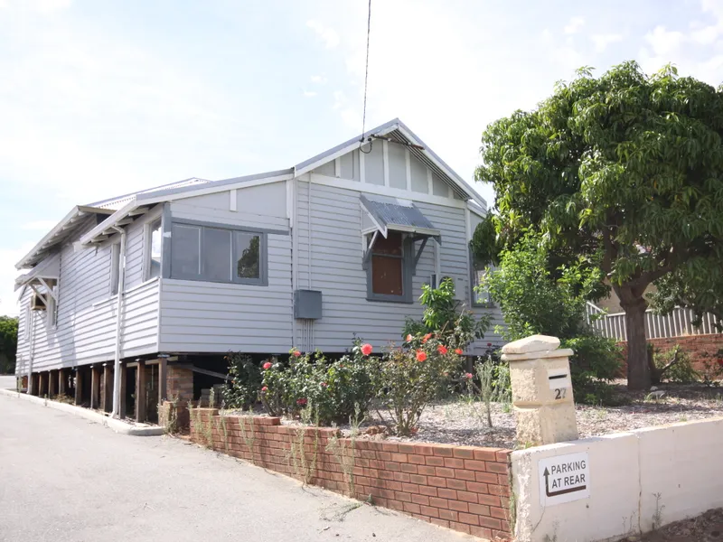 3 Bedroom, 1 bathroom home with heaps of parking!