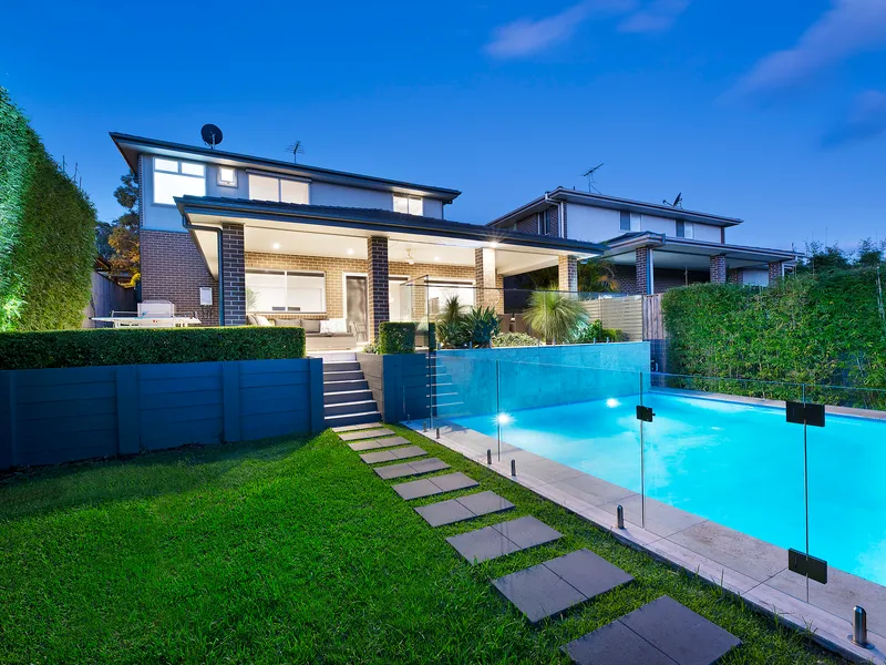 CONTEMPORARY ELEGANCE WITH TROPICAL ENTERTAINER'S OASIS