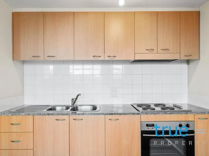 = HOLDING DEPOSIT RECEIVED = PERFECTLY POSITIONED STUDIO APARTMENT WITH BRAND NEW CARPET