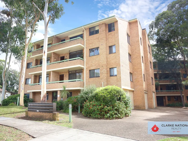 HUGE APARTMENT AND WALK TO REVESBY CBD 