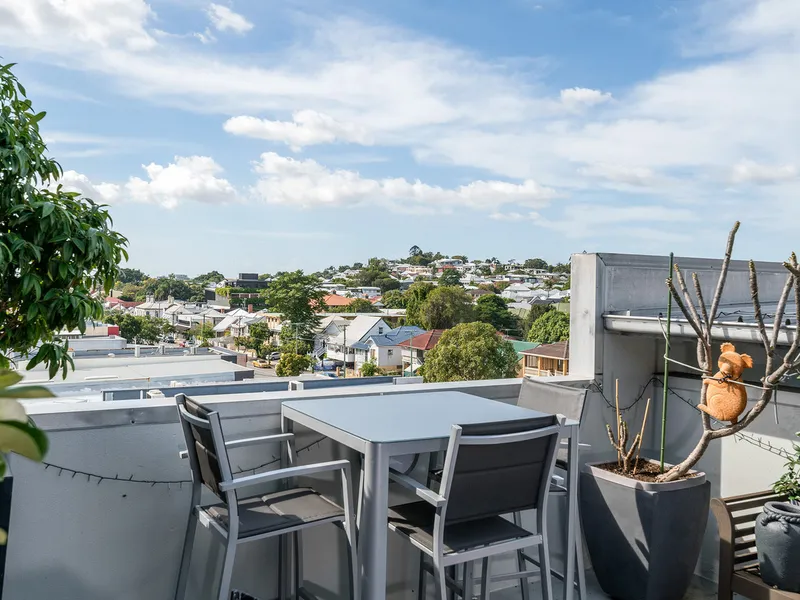 Rooftop Terrace, Two Carparks + Study!!