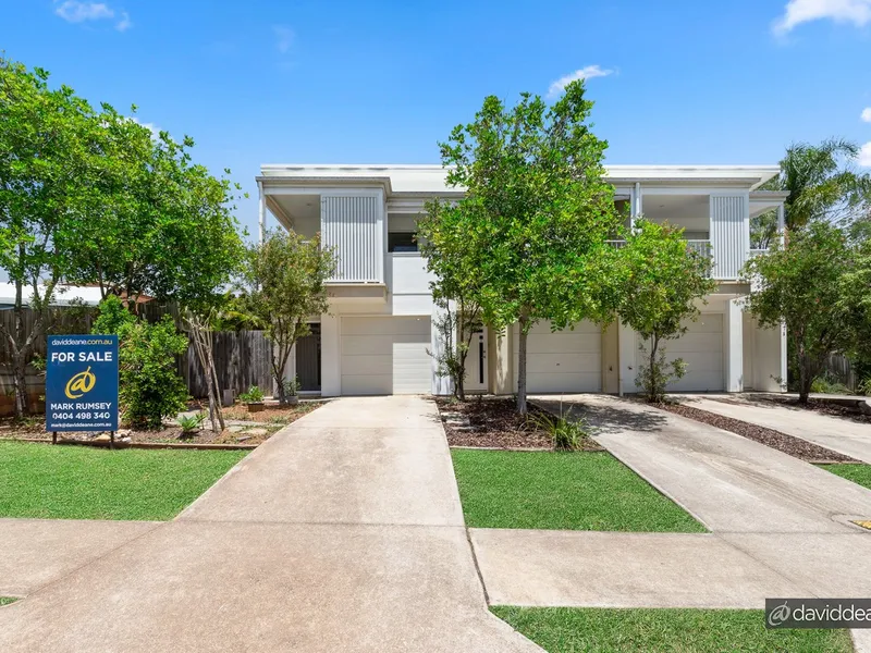 Beautiful Modern Town Home with Private Driveway + Patio 